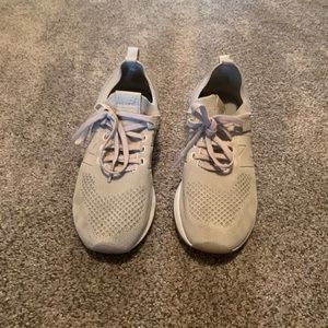 New Balance tennis shoes